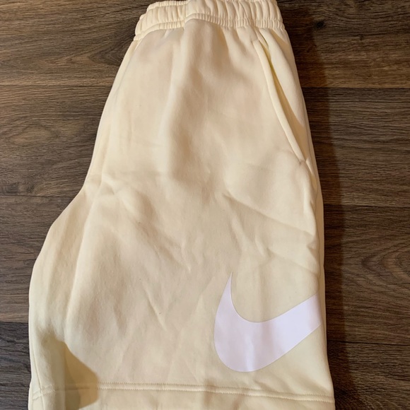 Nike Men's Sportswear Club Graphic Fleece "Cream" Shorts US SIZE LARGE NWT - Picture 4 of 8